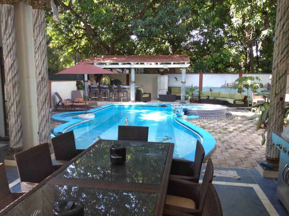 villa de 7 cuartos con piscina siboney Cuba